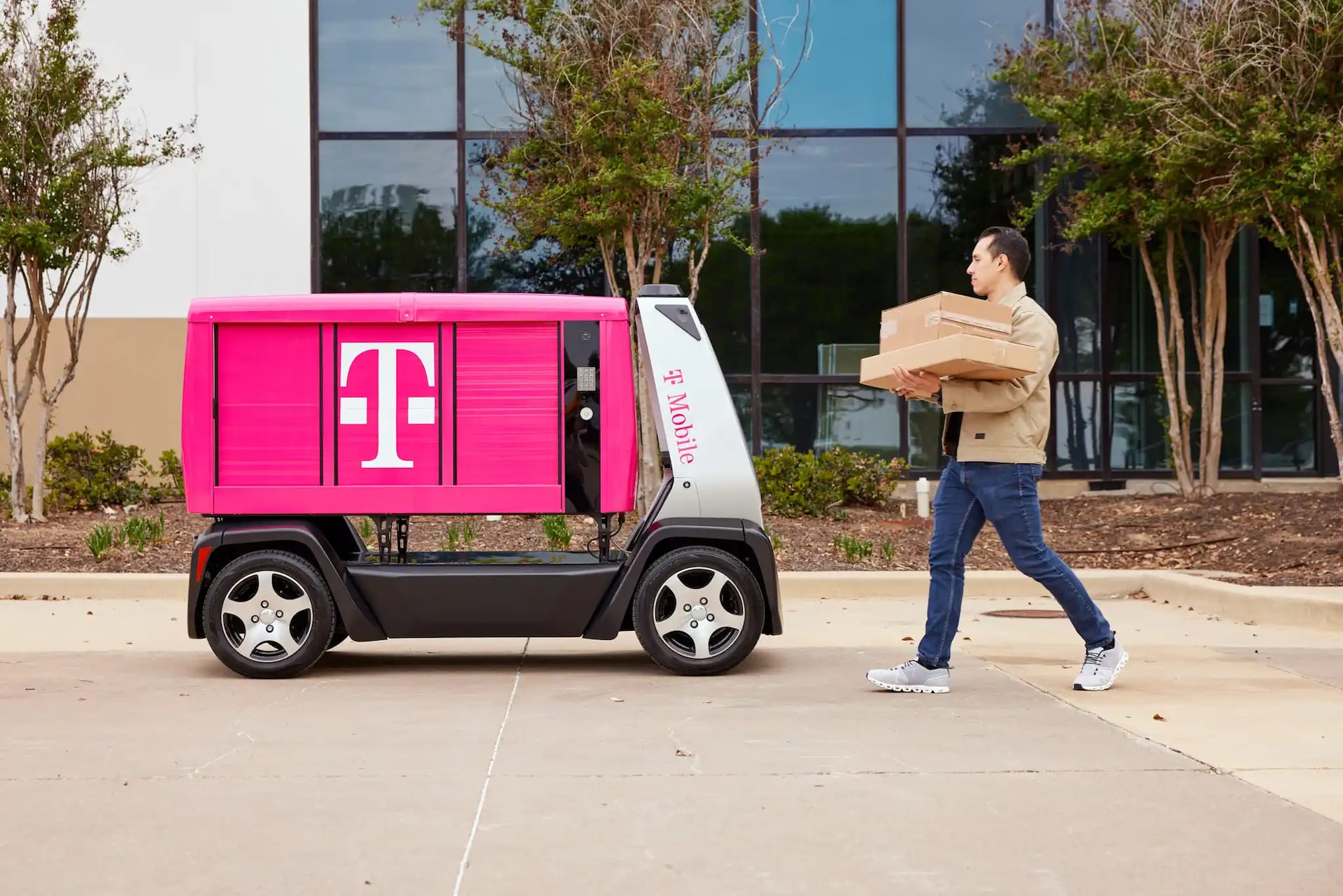 Clevon Taps T-Mobile as Connectivity Provider for US Autonomous Robot Carriers